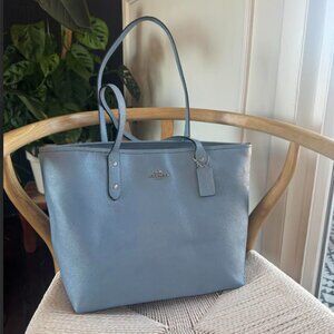 Central Tote With Zip - Color light dusty blue